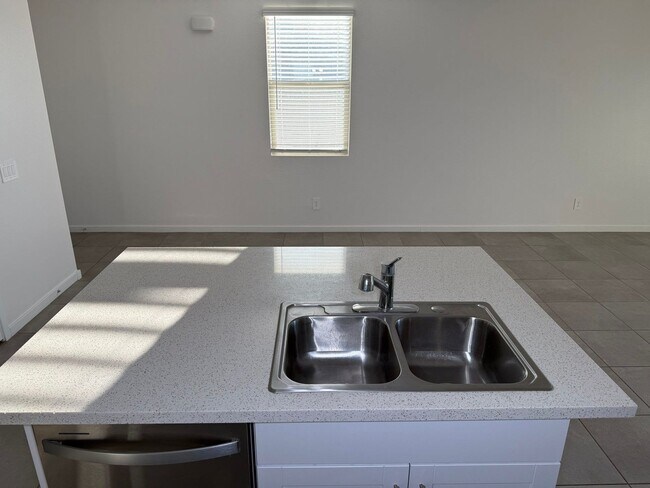 Building Photo - 2462 E Alonso Dr