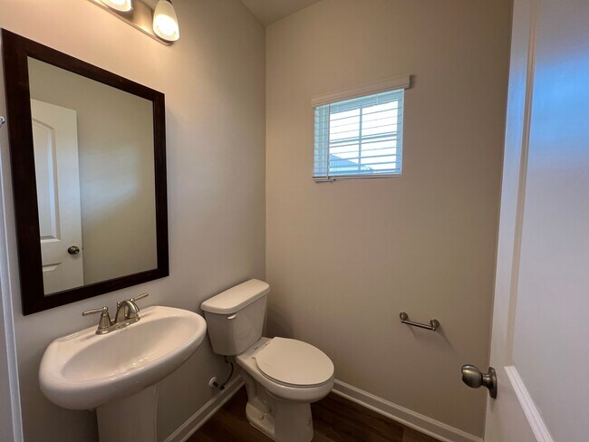 Building Photo - 208 Sagecroft Ln