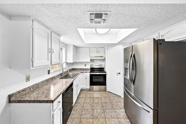 Building Photo - MINUTES FROM LACKLAND, MILES FROM BORING