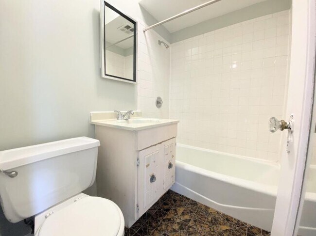Building Photo - 0 bedroom in CHICAGO IL 60657