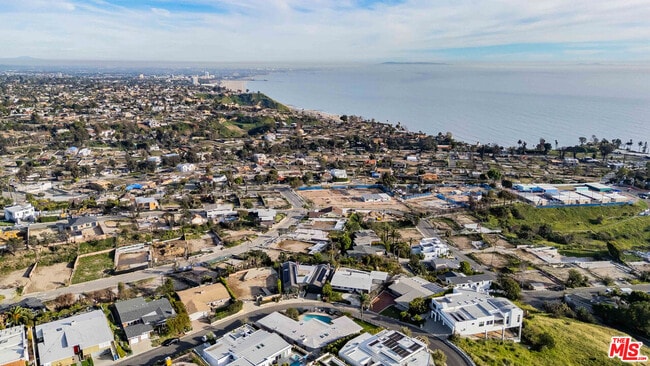 Building Photo - 686 Enchanted Way