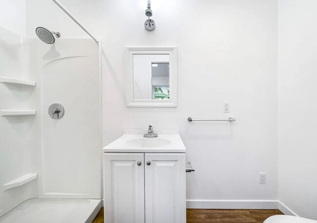 Building Photo - 554 N Cambridge St