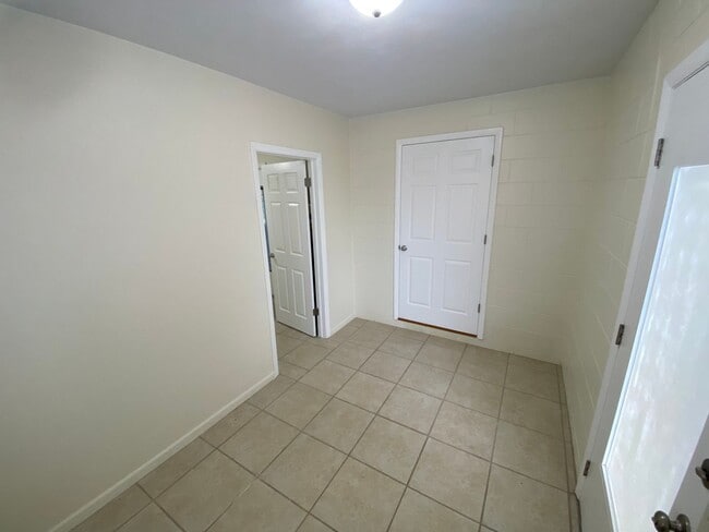 Building Photo - 2/2 in Orange City