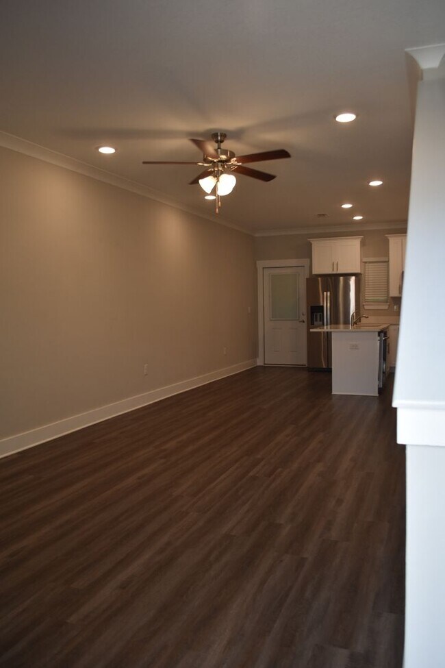 Building Photo - Available June 1 Three Bedroom Townhouse a...