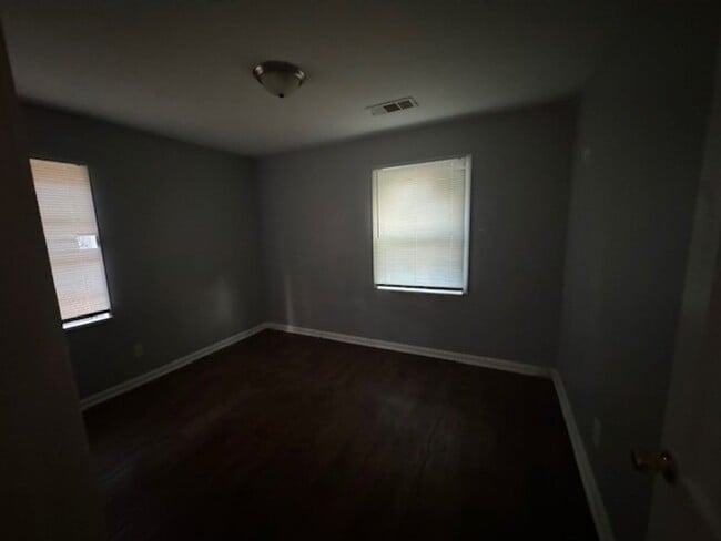 Building Photo - 304 Camellia Cir