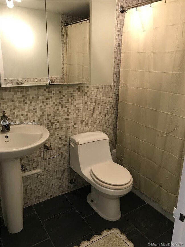 Building Photo - 1228 West Ave