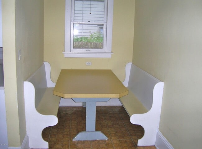 Building Photo - 2250 Myra St