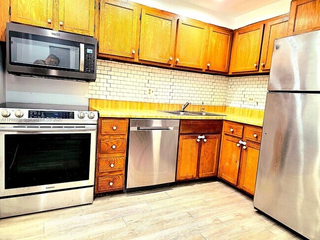 Building Photo - 3730 Inverrary Dr