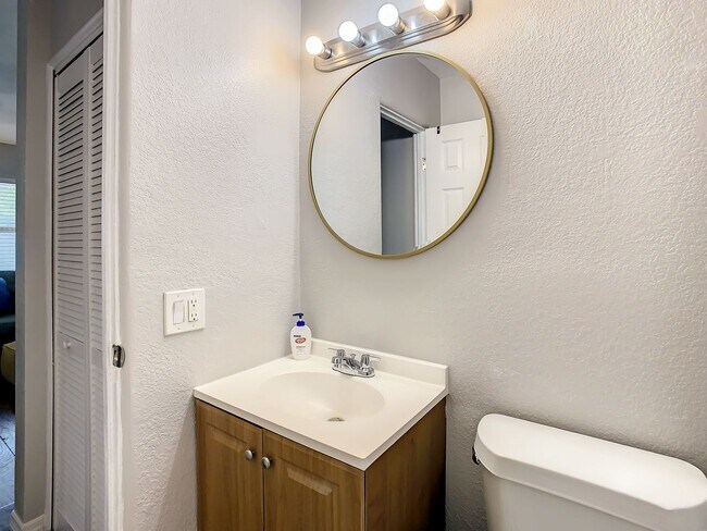 Building Photo - Available Today! Centrally Located St Pete House Furnished for Rent!