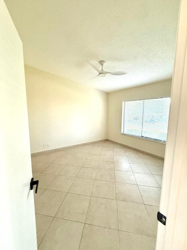 Building Photo - 6649 Somerset Dr