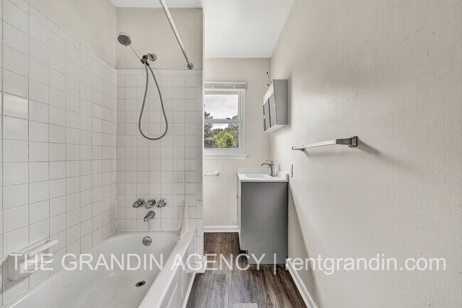 Building Photo - 2153 Mulberry St