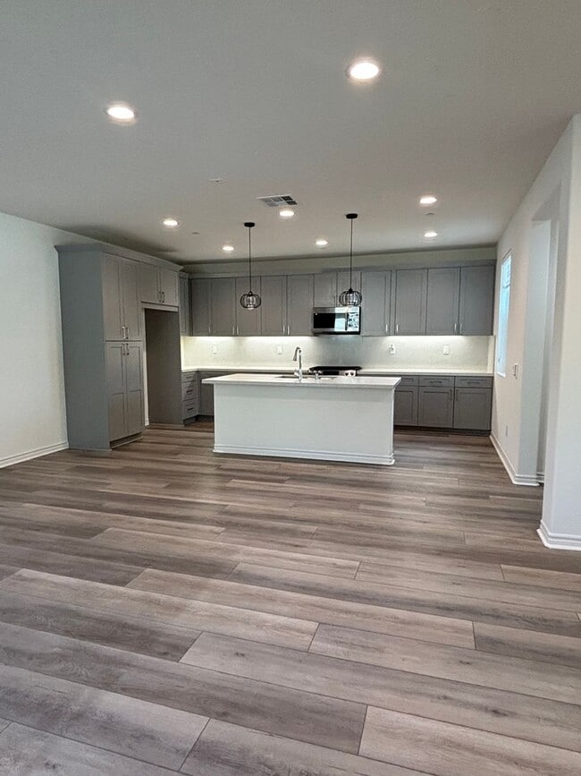 Building Photo - $500 OFF SECOND MONTH RENT SPECIAL!! - Bright Four-Bedroom Townhome in Whittier and Walkable Palm...