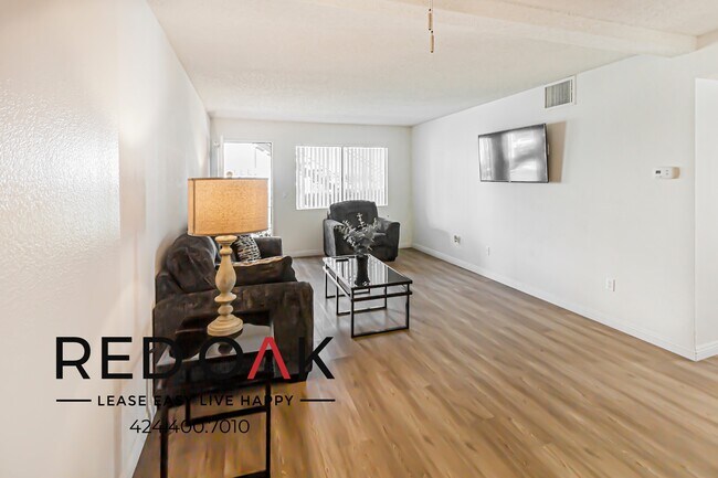 Building Photo - Bright and Airy One Bedroom Featuring Cent...