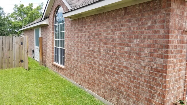 Building Photo - 935 Rock Springs Dr