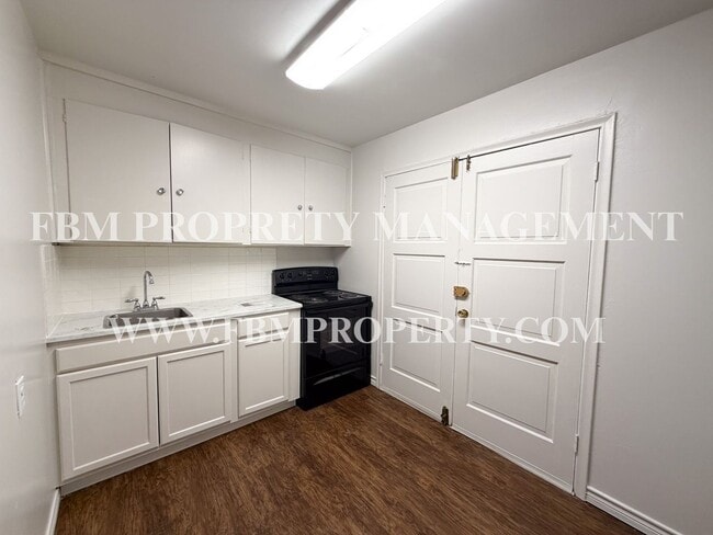 Building Photo - 2200 Country Club Rd