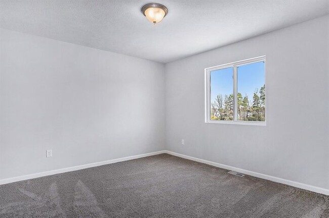 Building Photo - 111 Iris Ct