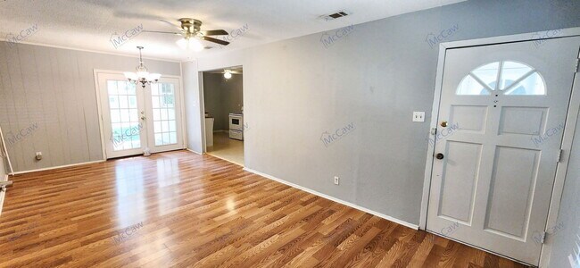 Building Photo - 1520 Hilltop Dr