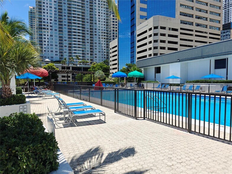 Building Photo - 801 Brickell Bay Dr