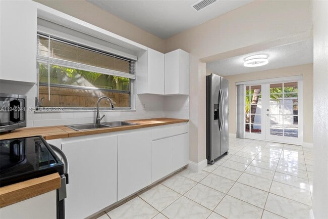 Building Photo - 3507 SW 25th Ter