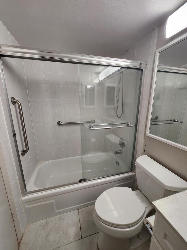 Building Photo - 3059 Ainslie Dr