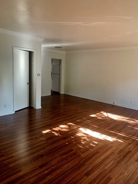 Building Photo - 1850 N La Brea Ave
