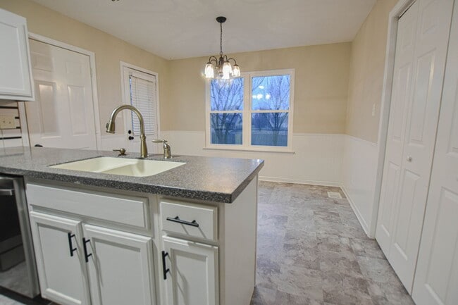 Building Photo - Pet Friendly Four Bedroom!