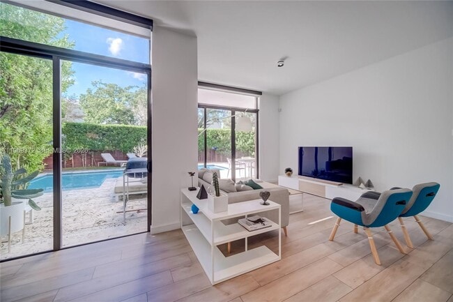 Building Photo - 8660 Arboretum Ln