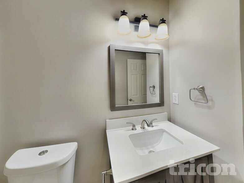 Building Photo - 7116 Lowen Rd