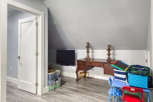 Building Photo - 13 Corte Lago