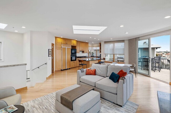 Building Photo - 121 Marine Pl