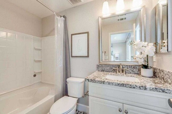 Building Photo - Luxury 3-Bed Townhouse in Hayward Just Built in 2019!