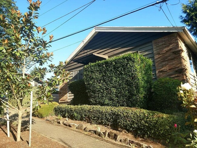 Building Photo - JH1496 -A*