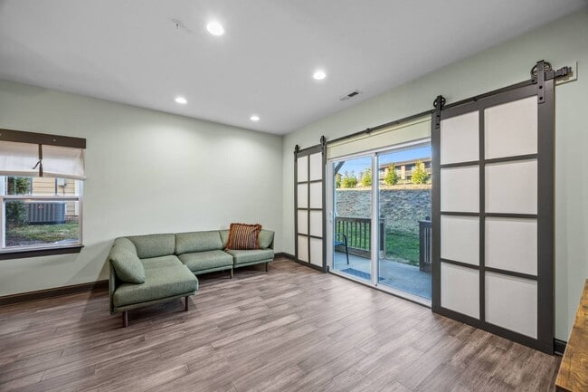 Building Photo - 123 Foxden Dr