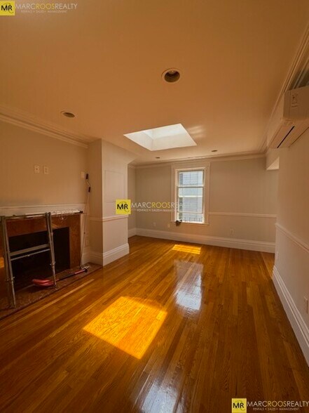 Primary Photo - 252 Newbury St