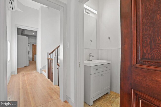 Building Photo - 812 Park Ave