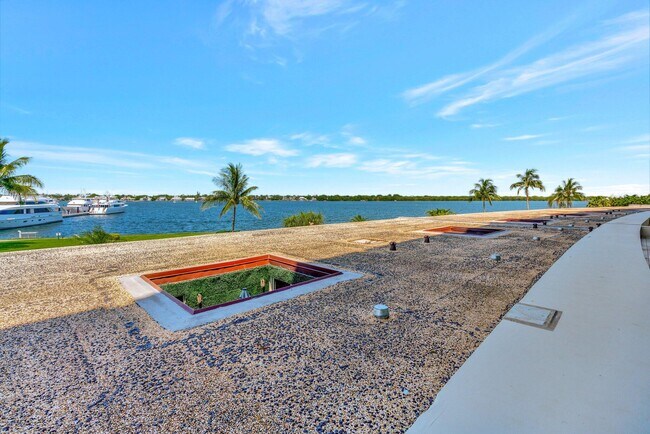 Building Photo - 134 Lakeshore Dr