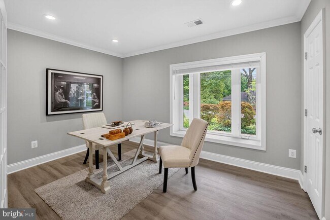 Building Photo - 3305 W Coquelin Terrace