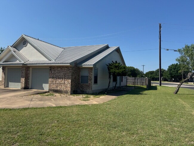 Primary Photo - 2-Bed 2-Bath 1-Car Garage easy access to W...