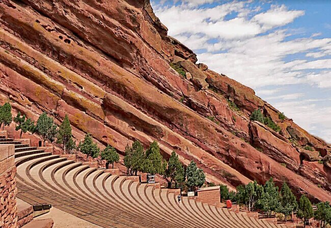 Building Photo - 730 E Alameda Ave