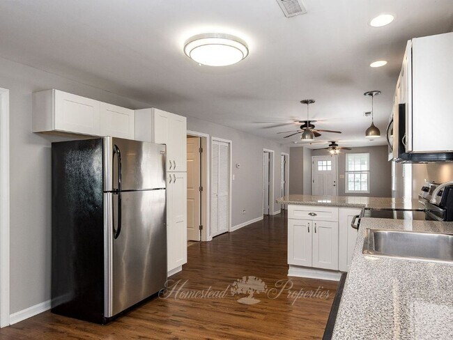Building Photo - Updated 3 Bedroom / 2 Bath Home on Lamont