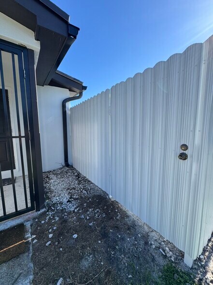Private yard entry. - 2415 Thomas St