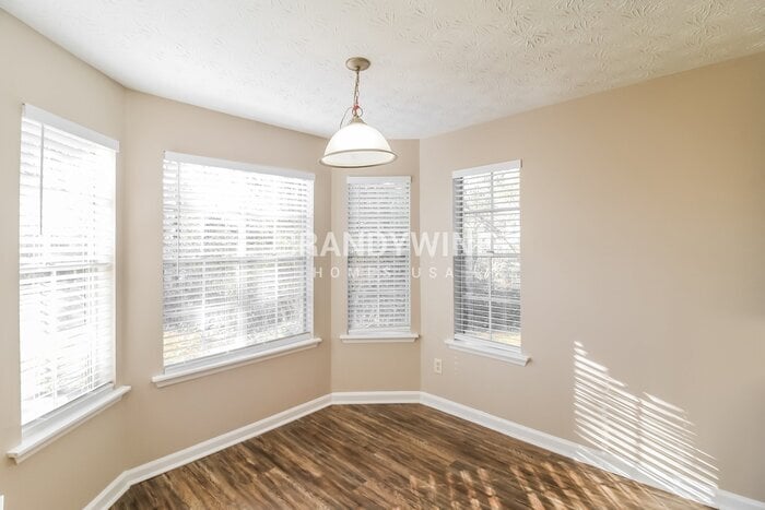 Building Photo - 6057 Dorchester Dr