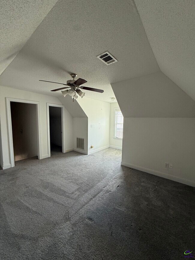 Building Photo - 136 Roseine Dr