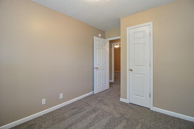 Building Photo - 101 Monarch Ln