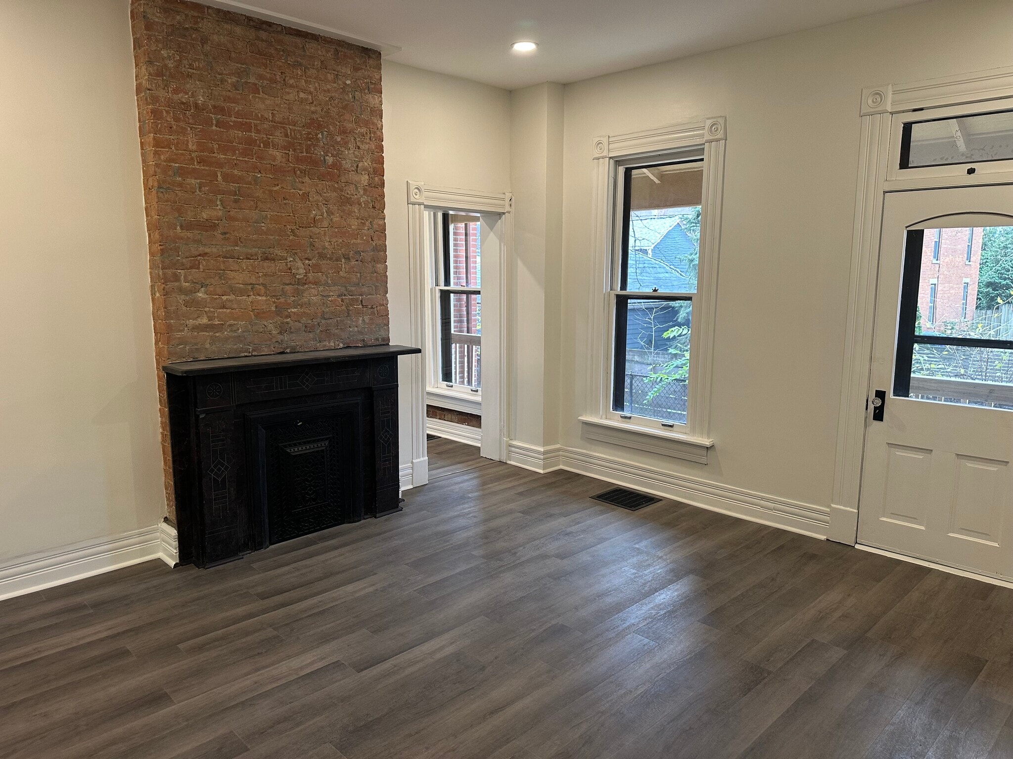 Building Photo - 81 Warren St