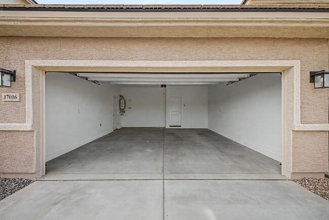 Building Photo - 4 bedroom 1 Story Home