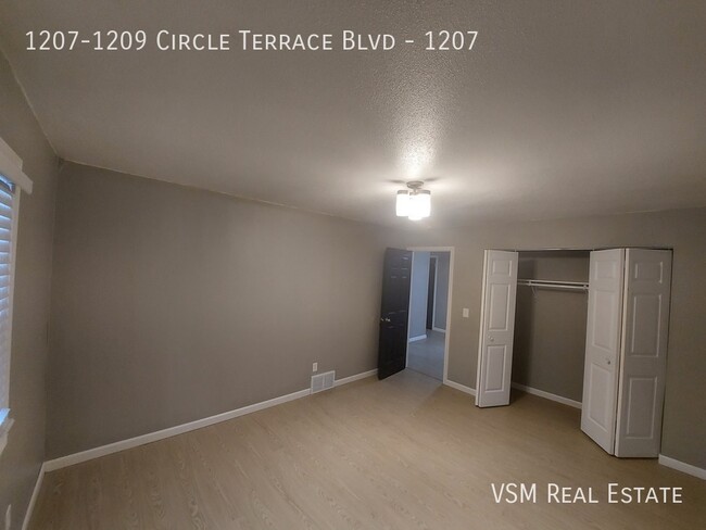 Building Photo - Available NOW! Upper Level 4 Bed / 2 Bath ...