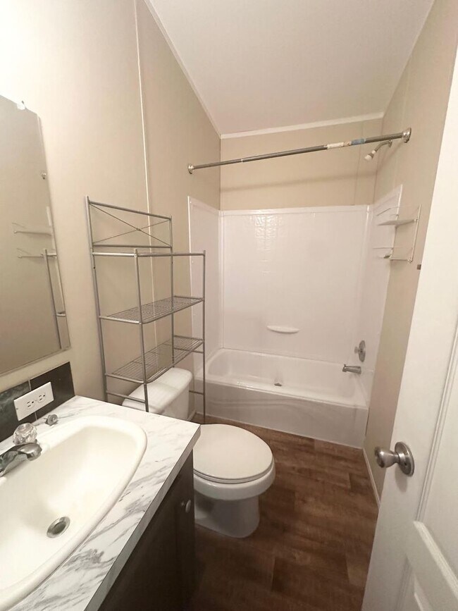 Building Photo - 3 Bedroom 2 Bathroom Ready to Rent