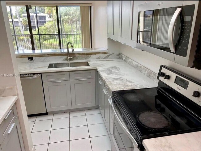 Building Photo - 2941 SW 87th Ave