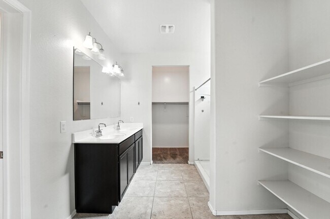 Building Photo - Rare Find! Spacious 3-Bed, 2-Bath + 3-Car ...